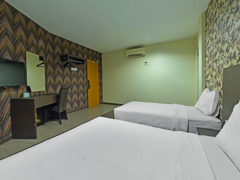 Capital O 90788 New Hotel 33 Permaisuri - Tap to explore photos
