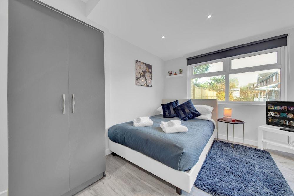 Charming Serviced Studio West Drayton London UB7 - Tap to explore photos