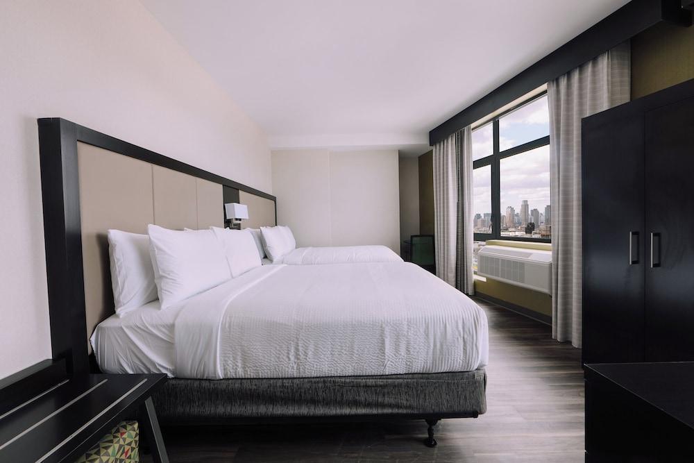 Holiday Inn Express LONG ISLAND CITY E – NEW YORK - Tap to explore photos