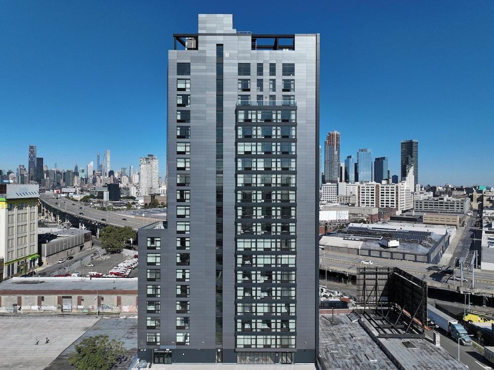 Holiday Inn Express LONG ISLAND CITY E – NEW YORK - Tap to explore photos