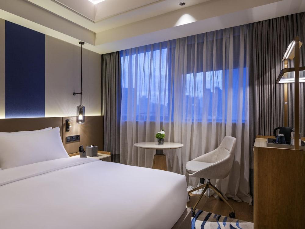 Novotel Shanghai JingAn  Room Type - Standard Room, 1 King Bed, Accessible