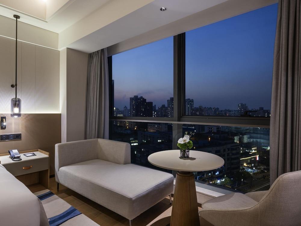Novotel Shanghai JingAn  Room Type - Superior Room, 1 King Bed, Garden View