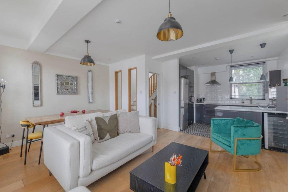 Chic & Contemporary 3BD Flat - Barnes! - Tap to explore photos