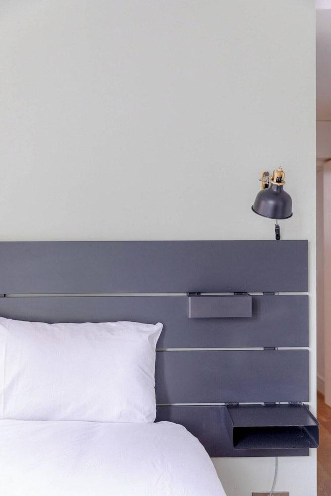 Chic & Contemporary 3BD Flat - Barnes! - Tap to explore photos