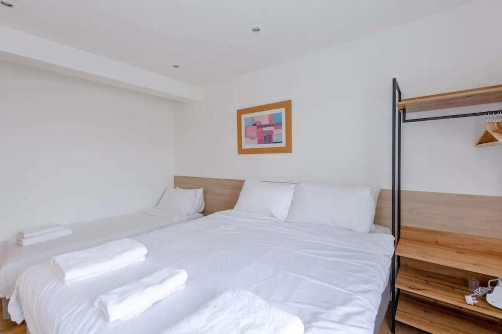 Contemporary 1BD Flat - Camden - Tap to explore photos