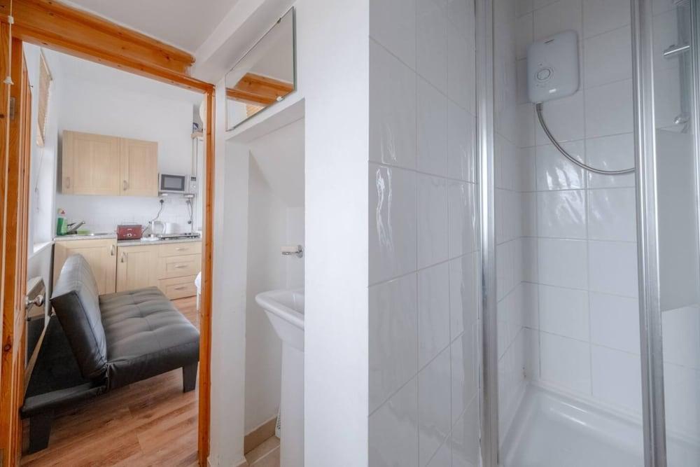 Bright & Quaint Studio Flat - Hornsey! - Tap to explore photos