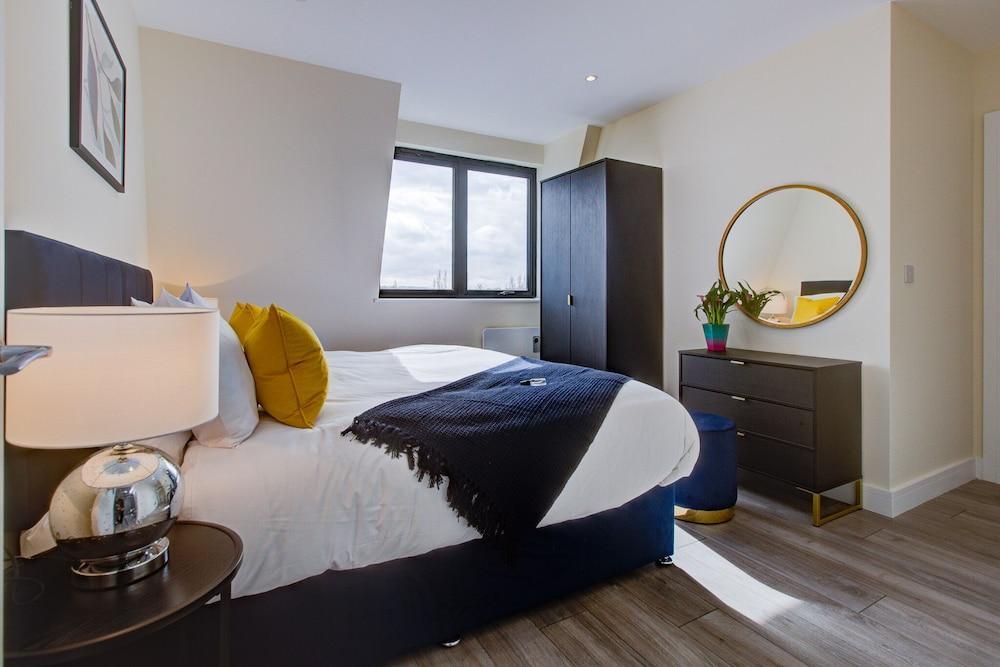 Charming 2-bed Apartment in Cheam, Sutton - Tap to explore photos