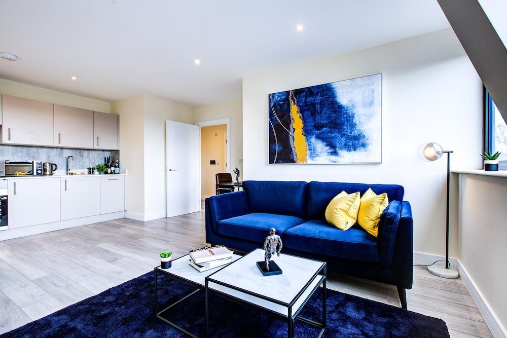 Charming 2-bed Apartment in Cheam, Sutton - Tap to explore photos