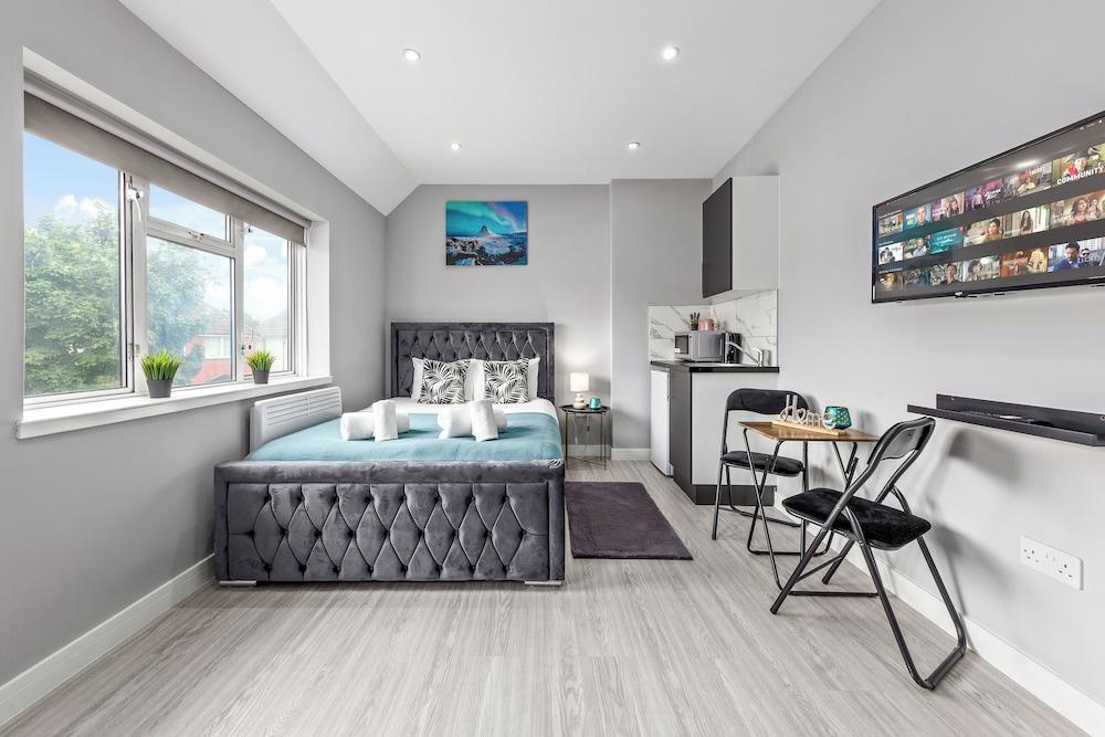 Cozy Serviced Room in Feltham Heathrow London Tw13 - Tap to explore photos