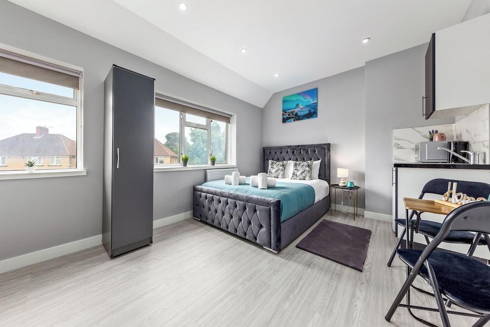 Cozy Serviced Room in Feltham Heathrow London Tw13 - Tap to explore photos