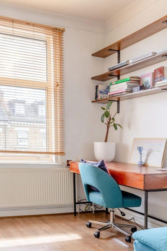 Cosy 1 Bedroom Apartment in North Maida Vale - Tap to explore photos
