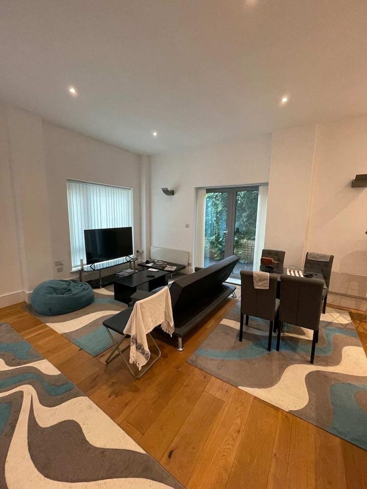Amazingly Located 1BD Flat- 4 Mins to Kings Cross! - Tap to explore photos