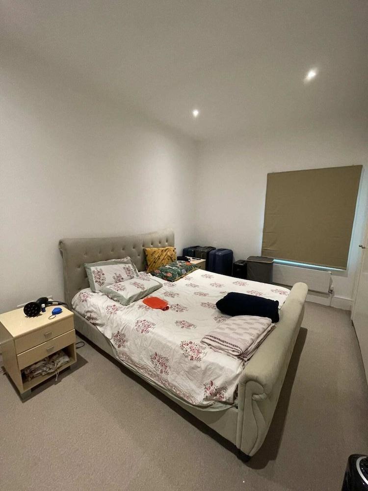 Amazingly Located 1BD Flat- 4 Mins to Kings Cross! - Tap to explore photos