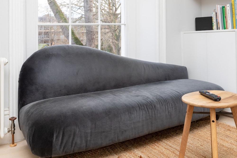 Beautiful and Light 1 Bedroom Flat Near Hackney Central - Tap to explore photos