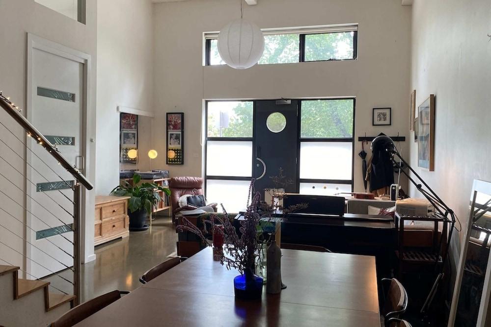 Stylish 2-bed Converted Warehouse in Northcote! - Tap to explore photos