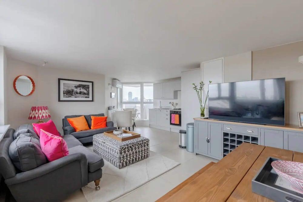 Scenic Riverside 2BD Flat - Chelsea - Tap to explore photos