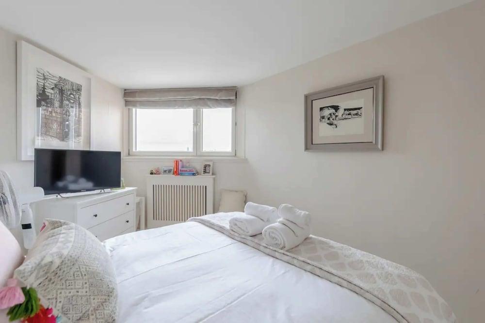 Scenic Riverside 2BD Flat - Chelsea - Tap to explore photos
