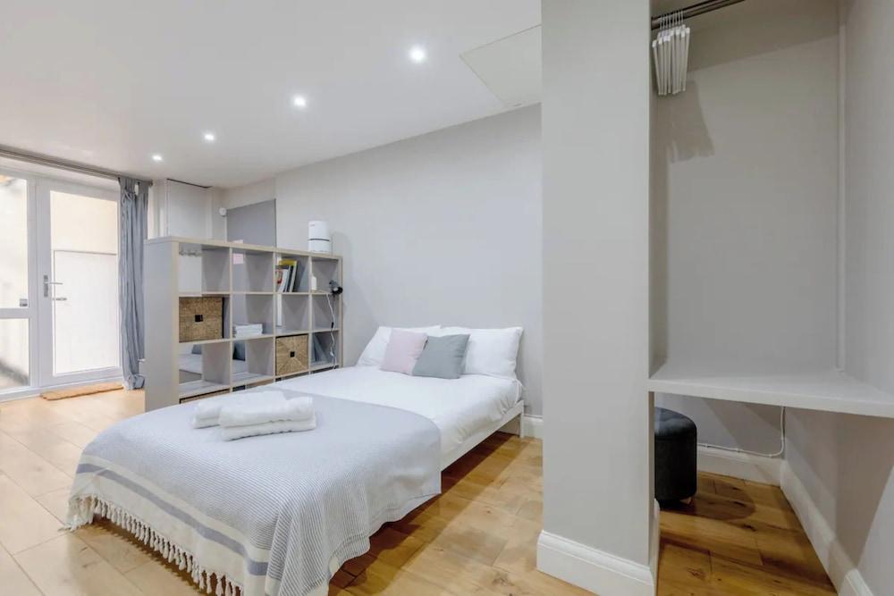 Modern Studio Flat - 1 min to Paddington Station - Tap to explore photos