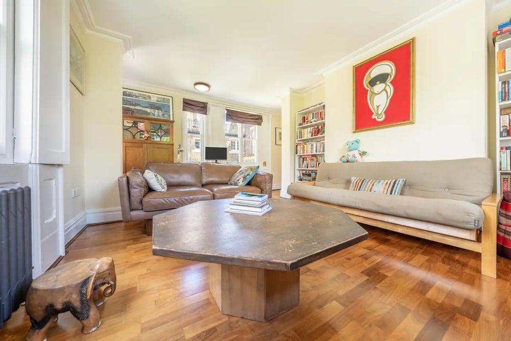 Stunning 3 Bedroom Apartment in Trendy Chalk Farm - Tap to explore photos