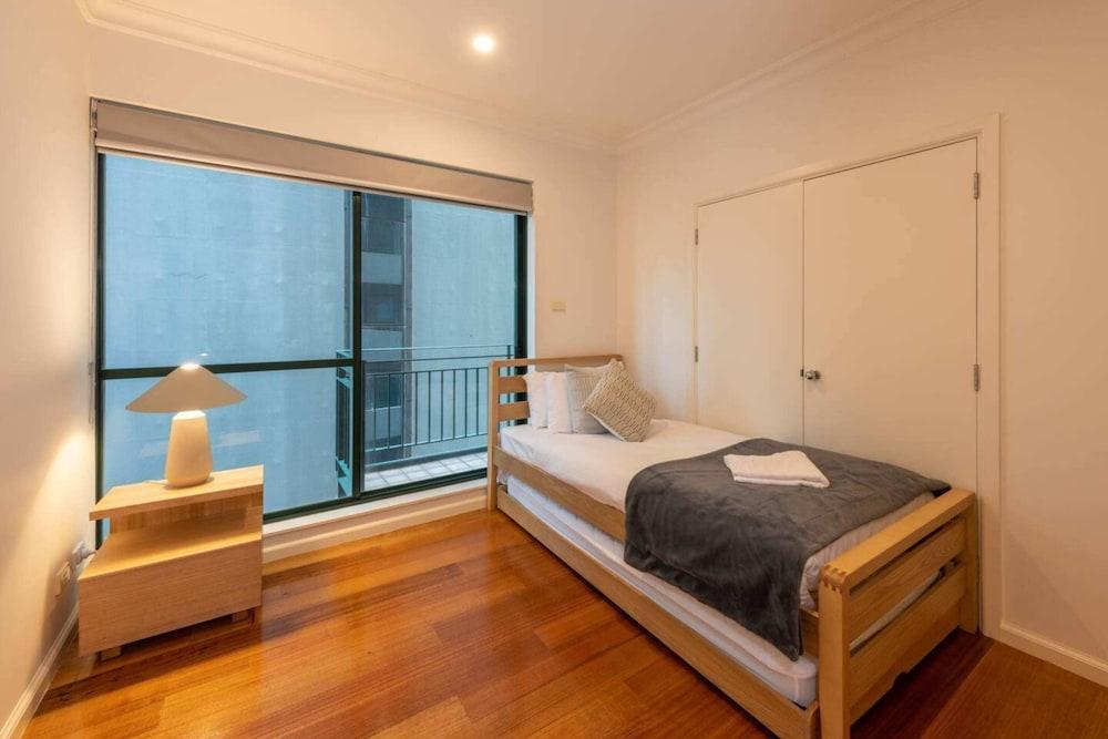 Spacious 3-bed Unit in Melbourne CBD w/ Pool & Gym - Tap to explore photos
