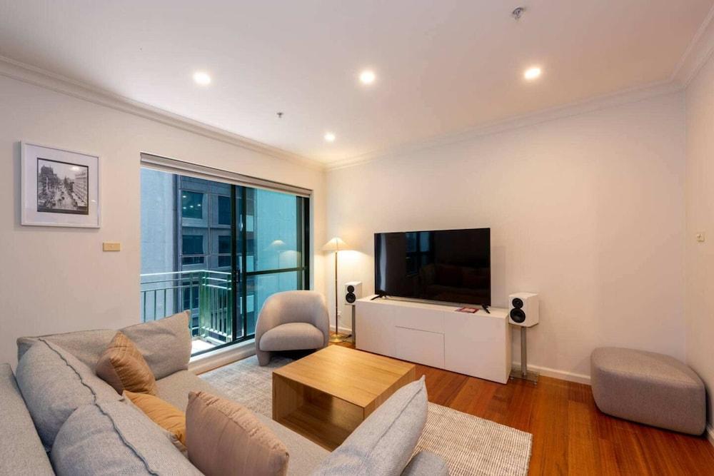 Spacious 3-bed Unit in Melbourne CBD w/ Pool & Gym - Tap to explore photos