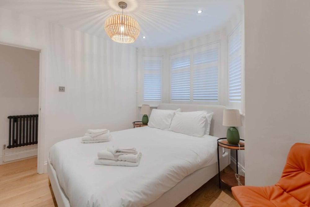 Newly Refurbished 2BD Flat - Wimbledon Village!