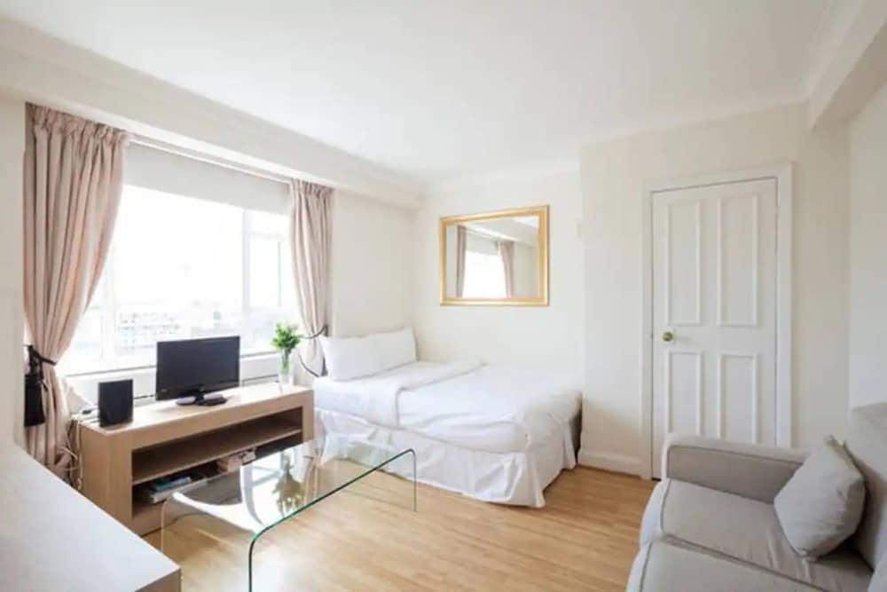 Stunning 1 Bedroom Apartment in Chelsea - Tap to explore photos