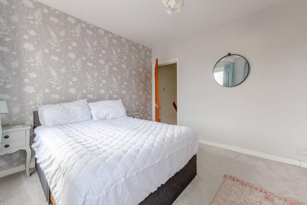 Homely and Spacious 2 Bedroom House - Stratford - Tap to explore photos