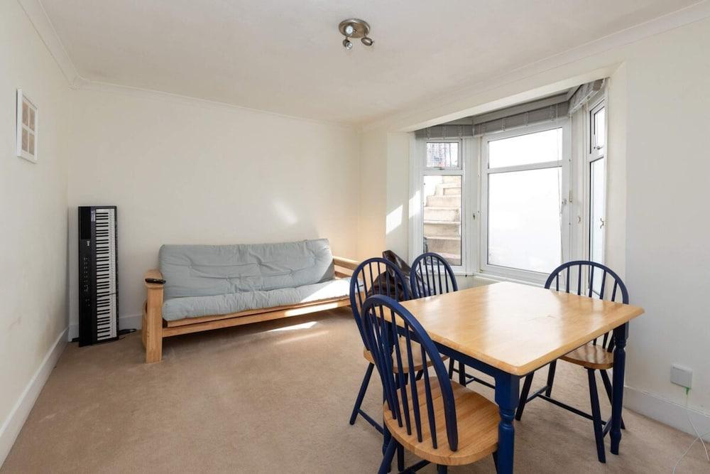 Spacious 1BD Flat w/ Garden - Hammersmith! - Tap to explore photos