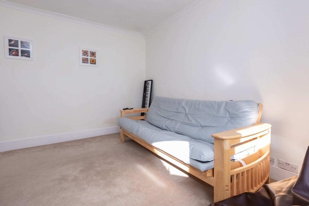 Spacious 1BD Flat w/ Garden - Hammersmith!
