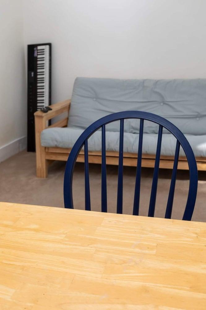 Spacious 1BD Flat w/ Garden - Hammersmith! - Tap to explore photos