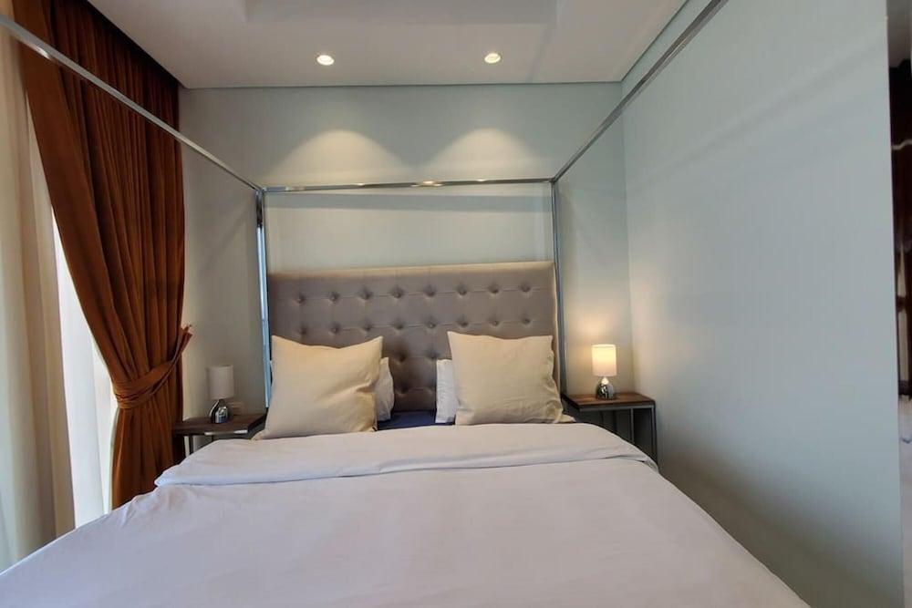Ptr-6109 Luxury 2 BHK Paramount Midtown - Tap to explore photos