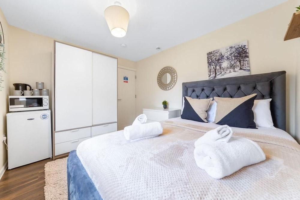 Stunning Double Bed Room In Isleworth TW7 - Tap to explore photos