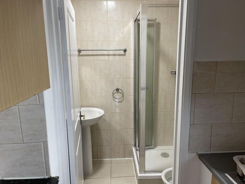 Inviting 2-bed Apartment Near Heathrow - Tap to explore photos