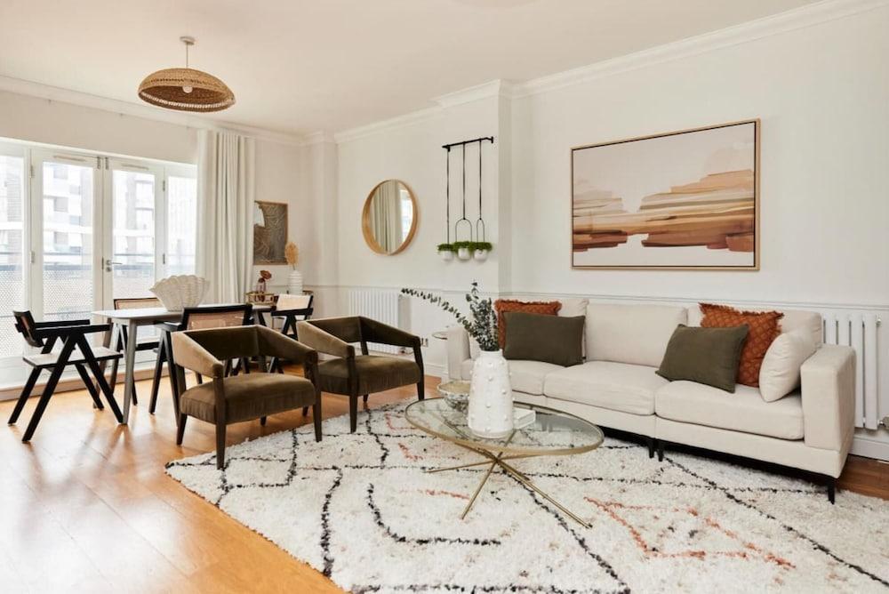 The Cotton Row Place - Bright 2bdr Flat - Tap to explore photos