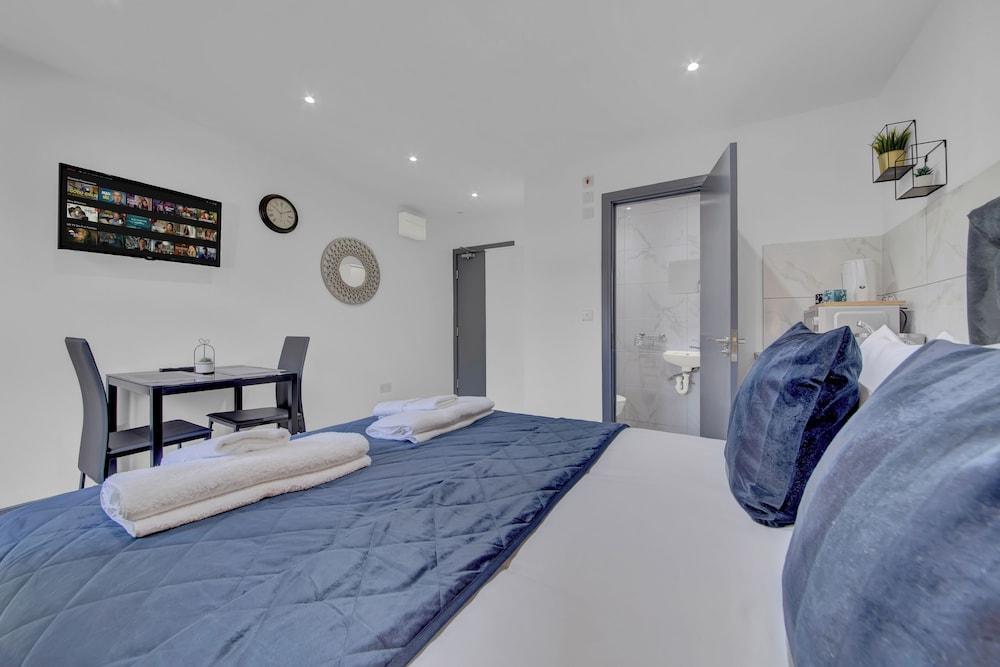 Lovely 1-bed Studio in Feltham - Tap to explore photos