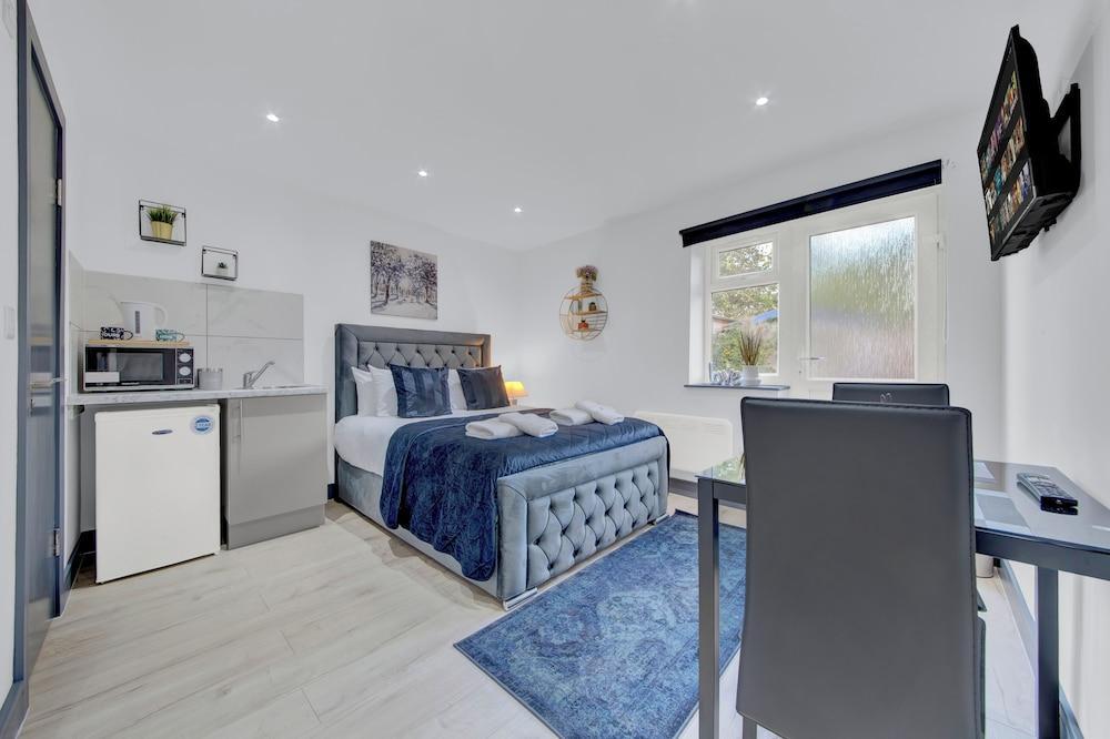 Lovely 1-bed Studio in Feltham - Tap to explore photos