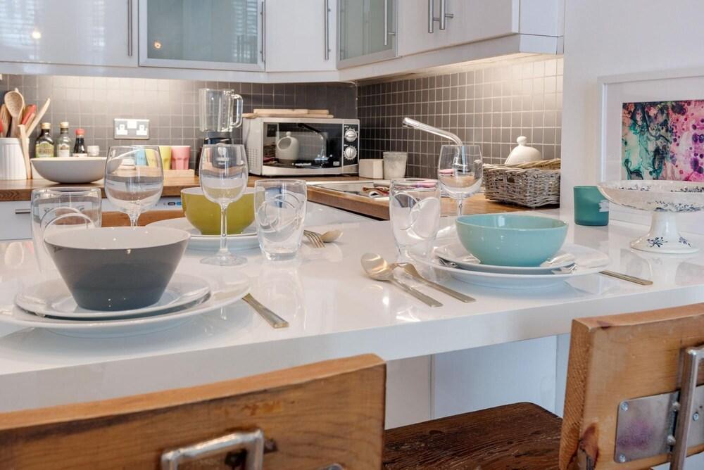 West Kensington Home Near Earls Court - Tap to explore photos