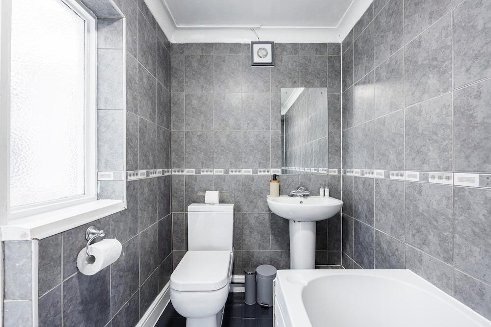 East Croydon Home - Contractors - Tap to explore photos