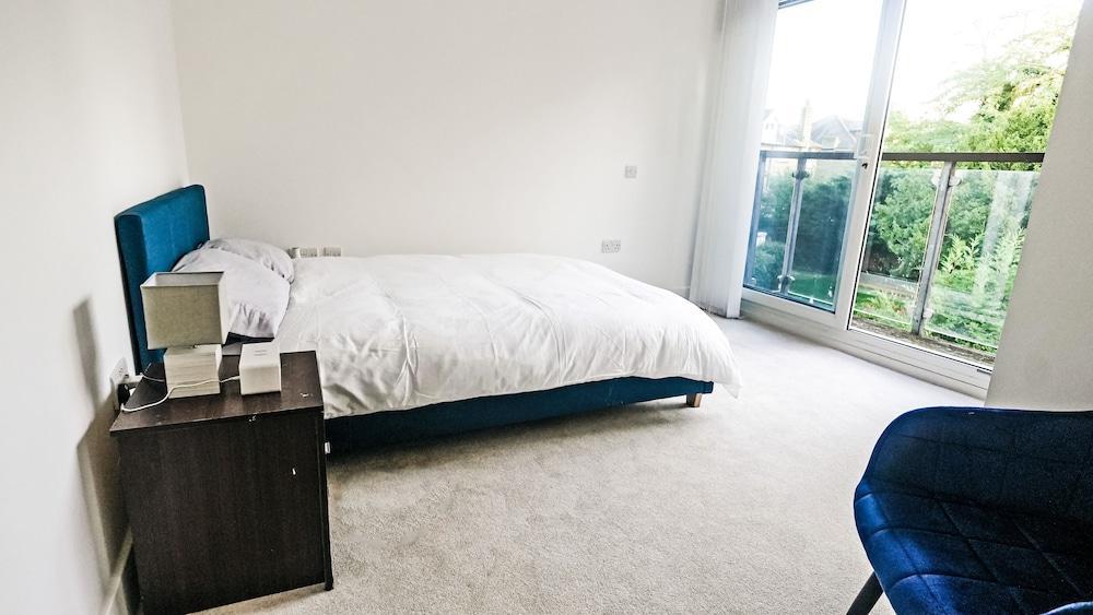 Modern Spacious 2-bed Apartment in London - Tap to explore photos