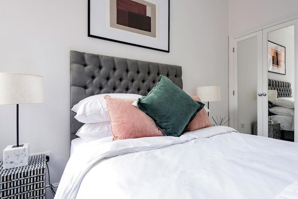 The Ebury Suite Next to Sloane Square - Tap to explore photos