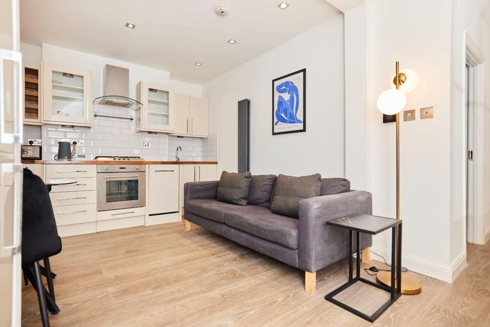 The Bermondsey Place - Cozy 2bdr Flat - Tap to explore photos