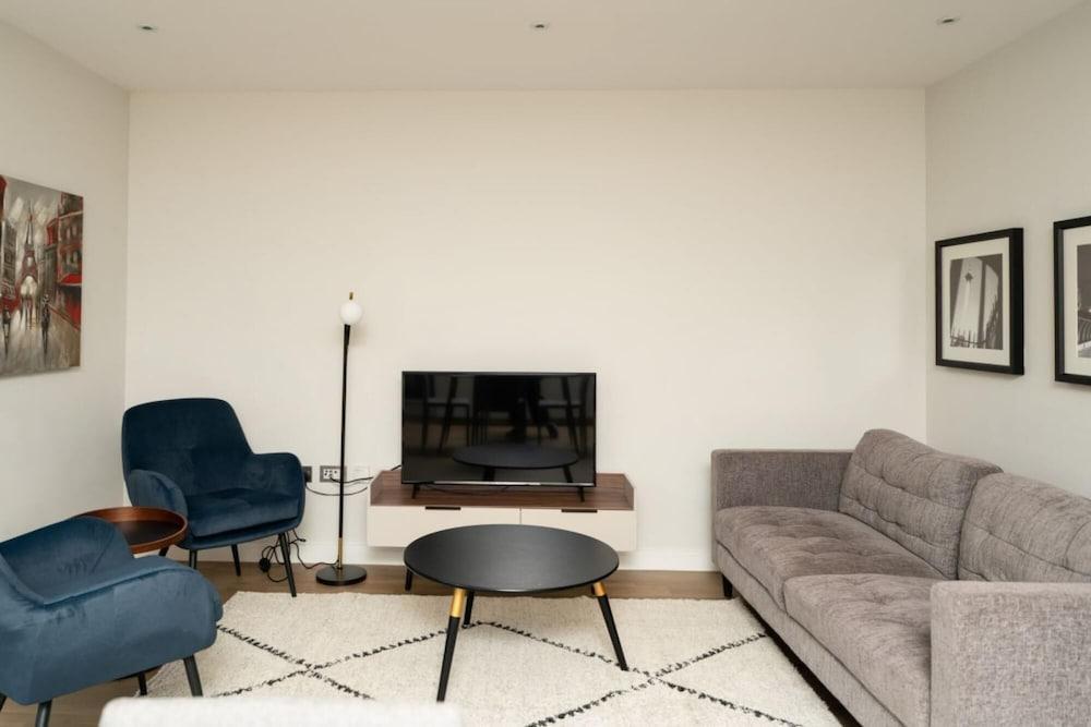 The Hampstead Crib - Bewitching 2bdr Flat With Balcony - Tap to explore photos