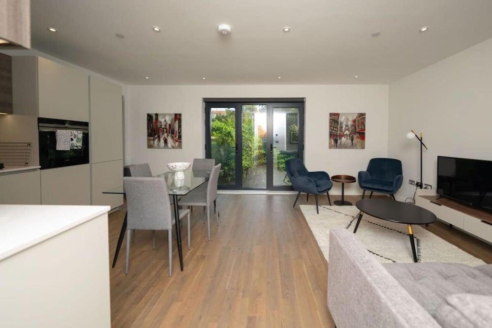 The Hampstead Crib - Bewitching 2bdr Flat With Balcony - Tap to explore photos