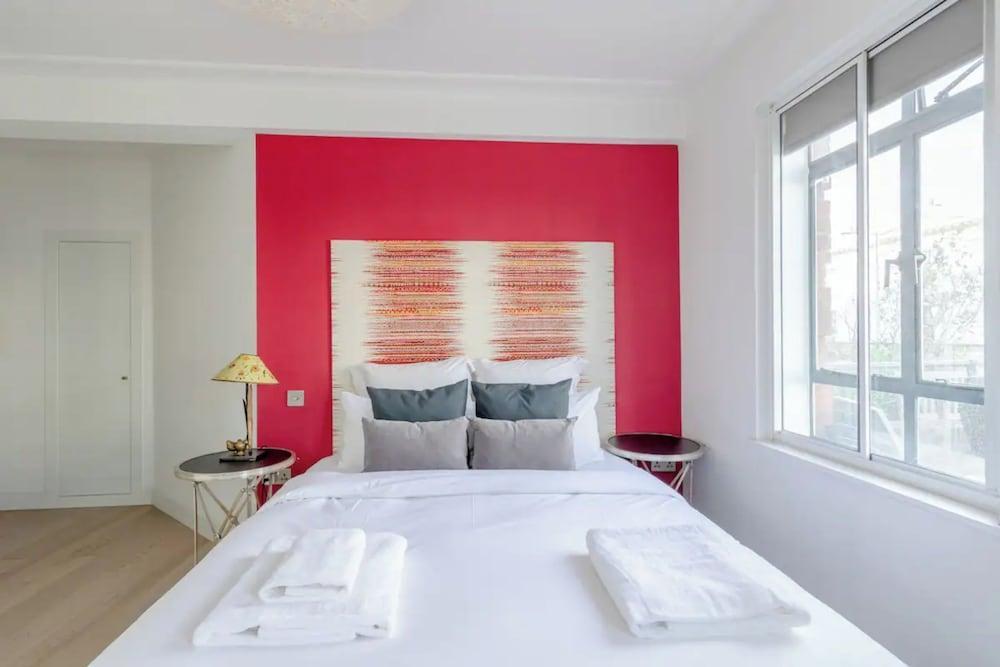 Sleek & Stylish 1BD Flat w/ Balcony - Kings Road - Tap to explore photos