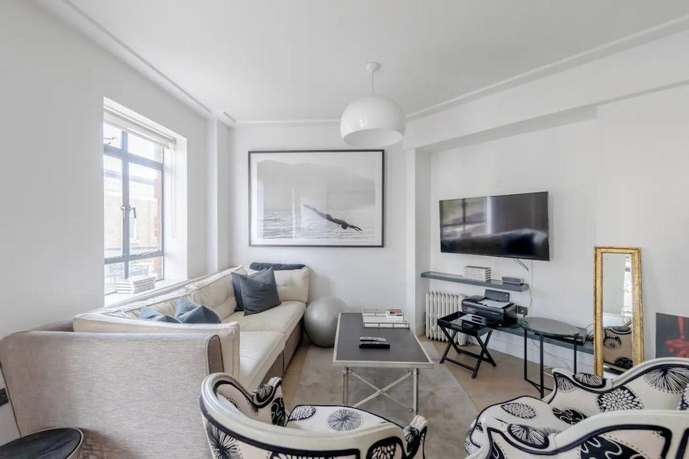 Sleek & Stylish 1BD Flat w/ Balcony - Kings Road - Tap to explore photos
