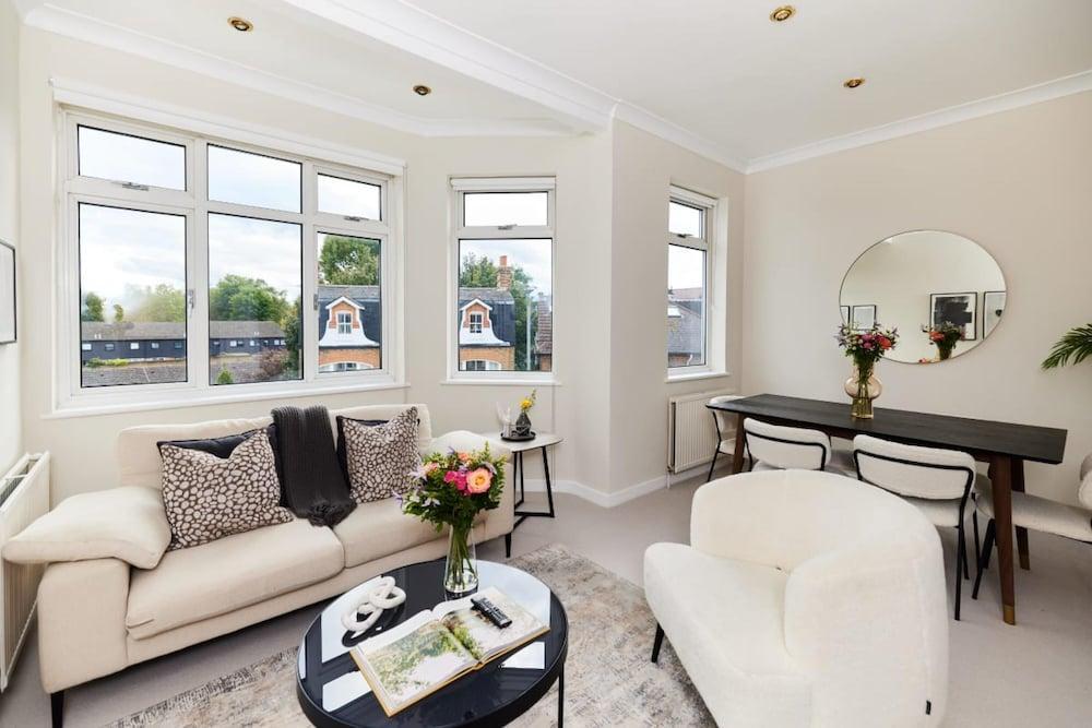 The Wandsworth Gem - Astonishing 3bdr Flat - Tap to explore photos