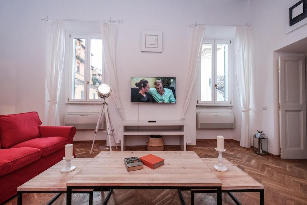 Regal Home in Trastevere - Tap to explore photos