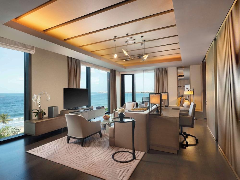 Banyan Tree Dubai at Bluewaters - Tap to explore photos