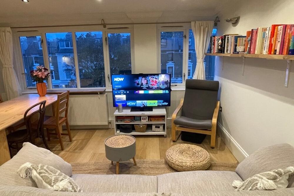 Cute Top Floor Flat - Canonbury! - Tap to explore photos